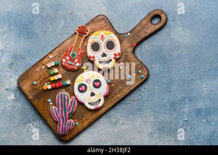 Brett mit Cookies für Mexikos Tag der Toten (El Dia de Muertos) auf grunge Hintergrund Stockfoto