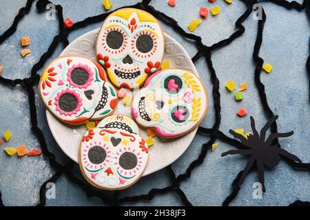 Teller mit Keksen für Mexikos Tag der Toten (El Dia de Muertos) und Spinne auf grunge Hintergrund Stockfoto