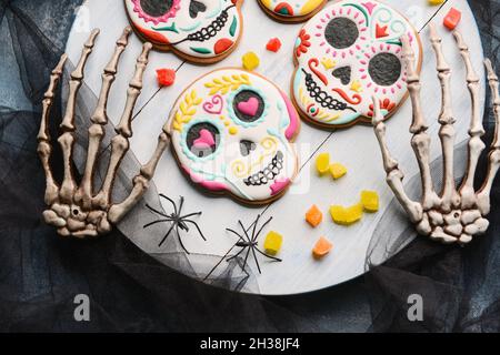 Tafel mit Cookies für Mexikos Tag der Toten (El Dia de Muertos) auf schwarzem Tüll Stockfoto