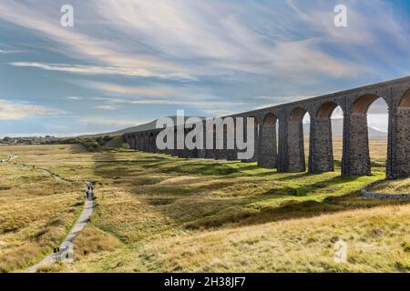 Ribblehead Viadukt auf der Settle und Carlisle Bahn, Ribblesdale, Yorkshire Dales, Großbritannien Stockfoto