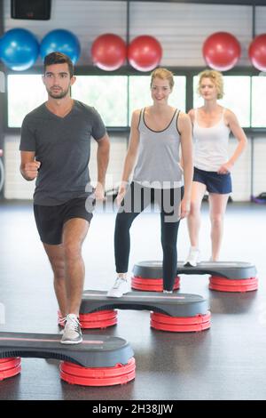 Gruppe auf Step-Aerobic-Training Stockfoto