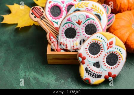 Kekse für Mexikos Tag der Toten (El Dia de Muertos) auf grünem Hintergrund, Nahaufnahme Stockfoto