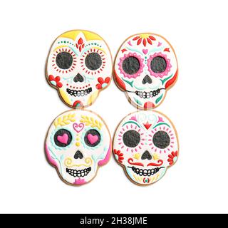 Schädelförmige Kekse für Mexikos Tag der Toten (El Dia de Muertos) auf weißem Hintergrund Stockfoto