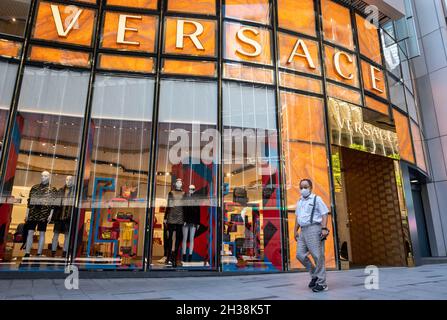 Hongkong, China. Oktober 2021. Ein Fußgänger geht am italienischen Luxusmodeunternehmen Versace Store in Hongkong vorbei. (Bild: © Budrul Chukrut/SOPA Images via ZUMA Press Wire) Stockfoto