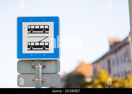 Bild von Bus- und Trolley-Station-Schild in der Stadt. Öffentliche Verkehrsmittel Stockfoto