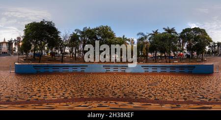 360 Grad Panorama Ansicht von Blick auf den Bandstand am Joaquim Lourenco Correa Platz, mit Blick auf die Kirche 'Nossa Senhora das Dores', in Bariri, Sao Paulo Staat, Brasilien