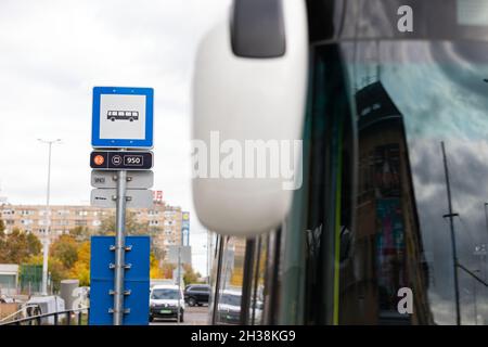 Bild von Bus- und Trolley-Station-Schild in der Stadt. Öffentliche Verkehrsmittel Stockfoto