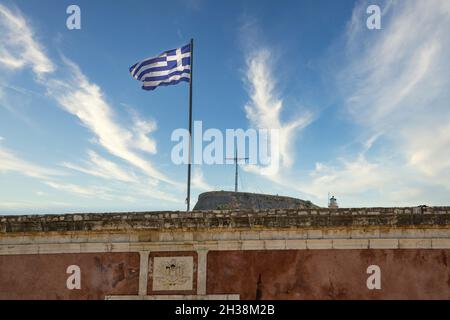 Berühmte touristische Sehenswürdigkeit Alte venezianische Festung mit Nationalflagge über dem zentralen Tor. Kerkyra, Korfu, Griechenland Stockfoto