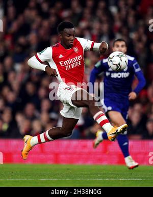 Eddie Nketiah von Arsenal kontrolliert den Ball, bevor sie beim Spiel der vierten Runde des Carabao Cup im Emirates Stadium, London, das zweite Tor ihres Spielers erzielte. Bilddatum: Dienstag, 26. Oktober 2021. Stockfoto