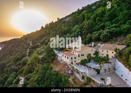 Aeriak Drohne Blick über das malerische Kloster Mirtiotissas auf der westlichen Insel Korfu Küste, Griechenland. Stockfoto