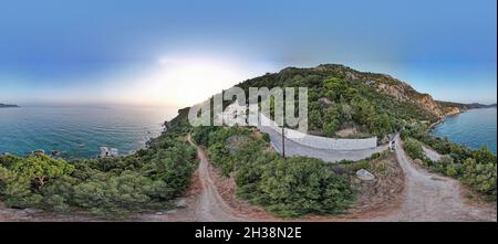 Aeriak Drohne Blick über das malerische Kloster Mirtiotissas auf der westlichen Insel Korfu Küste, Griechenland. Kugelförmiges Panorama. Stockfoto