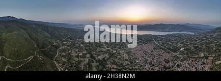 Panorama-Drohnenaufnahme über Polyphytos künstlichen See, Larissa, Griechenland. Stockfoto