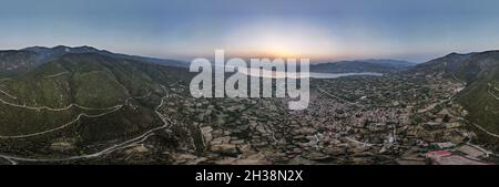 Panorama Drohnenansicht über Polyphytos künstlichen See und Velventos Dorf. Larissa, Griechenland. Stockfoto