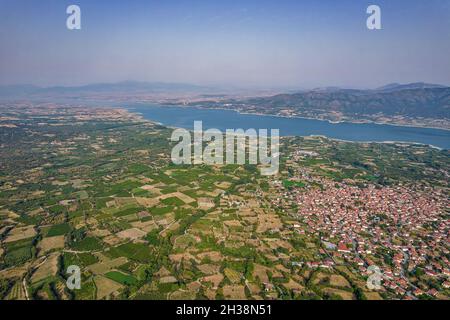 Flugdrohne Morgenansicht über Polyfytos künstlichen See und Velventos Dorf. Larissa, Griechenland. Stockfoto