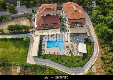 Luftdrohnenblick über den Landhotelkomplex mit Außenpool und Bar. Larissa, Griechenland. Stockfoto