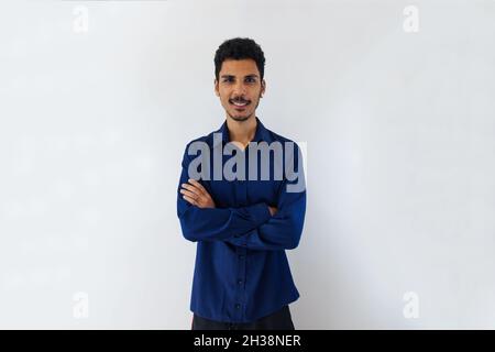 Junger Mann in einem Anzug auf weißem Grund isoliert. Schöner schwarzer Mann auf Weiß. Stockfoto