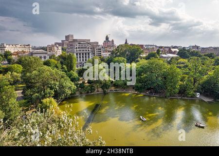 Luftdrohnenansicht über die Innenstadt von Bukarest mit den Cismigiu-Gärten. Hauptstadt Rumäniens. Stockfoto