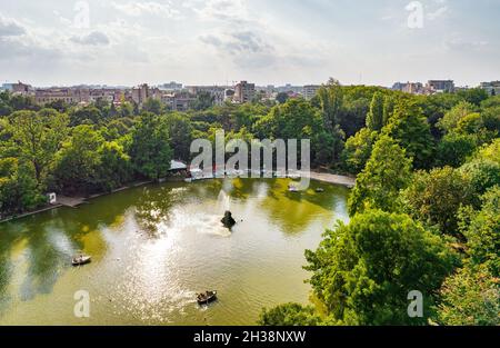 Luftdrohnenansicht über die Innenstadt von Bukarest mit den Cismigiu-Gärten. Hauptstadt Rumäniens. Stockfoto