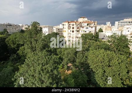 Luftdrohnenansicht über die Innenstadt von Bukarest mit den Cismigiu-Gärten. Hauptstadt Rumäniens. Stockfoto