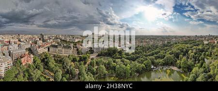 Luftdrohnen-Panoramablick über die Innenstadt von Bukarest mit den Cismigiu-Gärten. Hauptstadt Rumäniens. Stockfoto