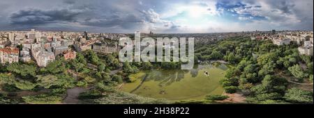 Luftdrohnenansicht über die Innenstadt von Bukarest mit den Cismigiu-Gärten. Hauptstadt Rumäniens. Kugelförmiges Panorama. Stockfoto