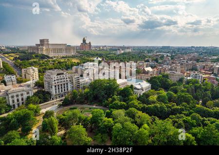 Luftdrohnenansicht über die Innenstadt von Bukarest mit den Cismigiu-Gärten. Hauptstadt Rumäniens. Stockfoto