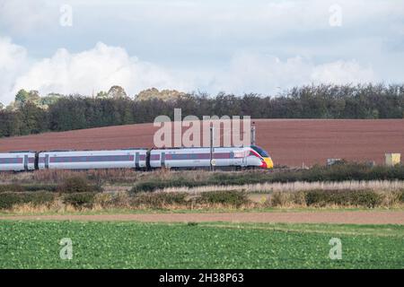 Der elektrifizierte Hochgeschwindigkeitszug Azuma fährt durch die Landschaft von Nottinghamshire. Stockfoto