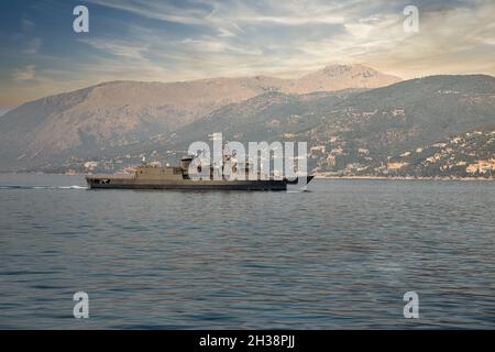 NATO-Militär Griechische Fregatte patrouilliert die Küste der Insel Korfu, Griechenland Stockfoto
