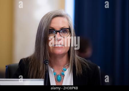 Katie Hobbs, Außenministerin des Arizona Department of State, erscheint am Dienstag, den 26. Oktober 2021, im Russell Senate Office Building in Washington, DC, vor einem Senatsausschuss für Regeln und Verwaltung zu einer Anhörung zur Untersuchung aufkommender Bedrohungen der Wahlverwaltung. Kredit: Rod Lamkey/CNP /MediaPunch Stockfoto