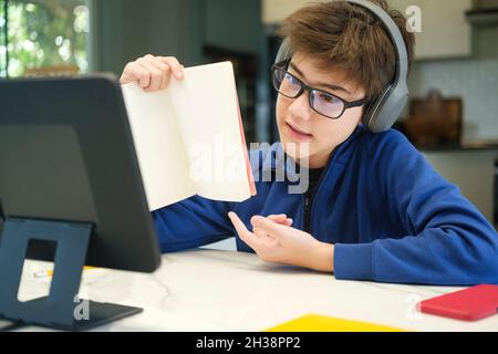 Student Junge mit Tablet-Computer zu Hause lernen Stockfoto