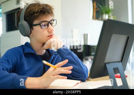 Student Junge mit Tablet-Computer zu Hause lernen Stockfoto