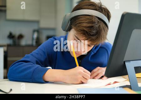 Student Junge mit Tablet-Computer zu Hause lernen Stockfoto