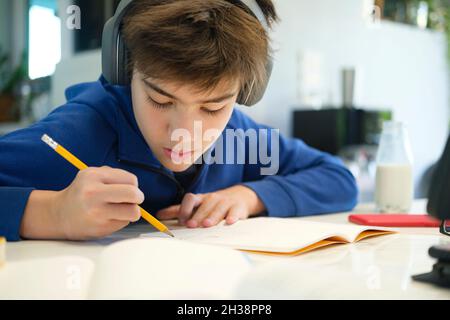 Student Junge mit Tablet-Computer zu Hause lernen Stockfoto