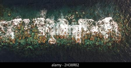 Luftaufnahme des Wellenbrechers im atlantik Stockfoto
