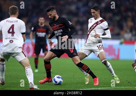 Olivier Giroud vom AC Mailand kontrolliert den Ball während des Serie-A-Spiels zwischen dem AC Mailand und dem FC Turin im Stadio Giuseppe Meazza am 26. Oktober 2021 in Mailand, Italien. Stockfoto
