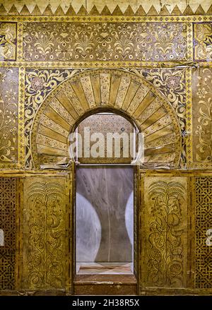 Tür im arabischen Stil, mit Gold und Leder bedeckt, in einer Moschee Stockfoto