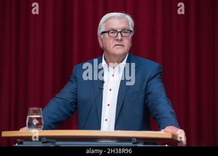 Frank-Walter Steinmeier redet beim Besuch des Planetariums 2016 in Berlin. Stockfoto