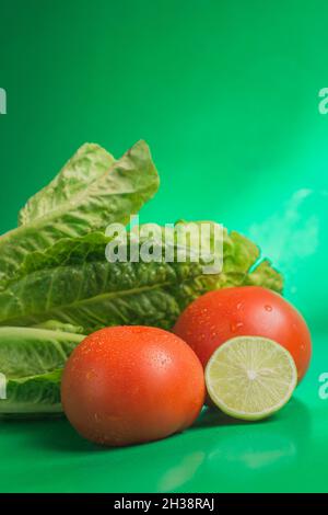 Frische Tomaten auf grünem Hintergrund Stockfoto