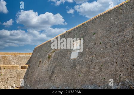 Uneinnehmbare Mauern der mittelalterlichen Neuen Festung in der Altstadt von Kerkyra. Korfu, Griechenland. Stockfoto