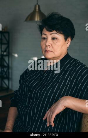 Porträt einer attraktiven elegante senior Frau zu Hause entspannen. Stockfoto