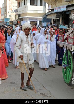 Beawar, Indien. Oktober 2021. Rajasthani Mann vor Sadhvis (Nonnen) während einer religiösen Prozession vor Diksha Rituale in Beawar übergeben. 75 Mitglieder, darunter 10 Kinder von Millionärsfamilien, werden die soziale Welt verlassen und „Diksha“ nehmen. Jainismus ist eine indische Religion mit etwa sechs Millionen Anhängern, die sich auf Gewaltlosigkeit gegenüber allen Lebewesen konzentriert, und eine Betonung von Nichtbesitzlichkeit, um Anhaftungen an materielle Besitztümer aufzugeben. (Foto: Sumit Saleswat/Pacific Press) Quelle: Pacific Press Media Production Corp./Alamy Live News Stockfoto