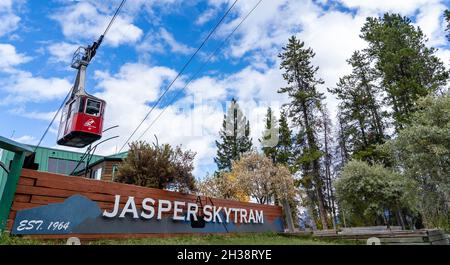 Jasper Alberta Kanada, Oktober 05 2021: Die Whistlers Mountain Sky Tram an einem beliebten Touristenziel. Stockfoto