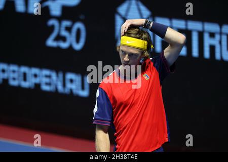 St. Petersburg, Russland. Oktober 2021. Andrey Rublev aus Russland in Aktion gesehen während eines Spiels Karen Chatschanov, Andrey Rublev aus Russland gegen Daniil Golubev, Evgenii Tiurnev aus Russland bei den St. Petersburg Open, Tennisturnier 2021 in der Sibur Arena.Endergebnis: (Karen Chatschanov, Andrey Rublev 2 - 0 Daniil Golubev, Evgenii Tiurnev) Kredit: SOPA Images Limited/Alamy Live News Stockfoto