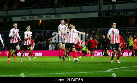 LONDON, GROSSBRITANNIEN. 26. OKTOBER Sunderland-Spieler feiern den Sieg im Elfmeterschießen während des Carabao Cup-Spiels zwischen Queens Park Rangers und Sunderland im Kiyan Prince Foundation Stadium., London am Dienstag, 26. Oktober 2021. (Kredit: Ian Randall | MI News) Kredit: MI News & Sport /Alamy Live News Stockfoto