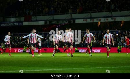 LONDON, GROSSBRITANNIEN. 26. OKTOBER Sunderland-Spieler feiern den Sieg im Elfmeterschießen während des Carabao Cup-Spiels zwischen Queens Park Rangers und Sunderland im Kiyan Prince Foundation Stadium., London am Dienstag, 26. Oktober 2021. (Kredit: Ian Randall | MI News) Kredit: MI News & Sport /Alamy Live News Stockfoto