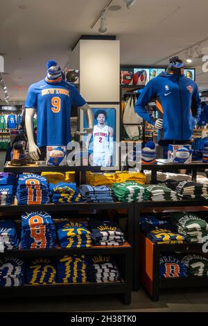 NBA-Flagship-Store für die professionellen Basketballteams Markenartikel, New York City, USA Stockfoto