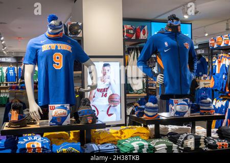 NBA-Flagship-Store für die professionellen Basketballteams Markenartikel, New York City, USA Stockfoto