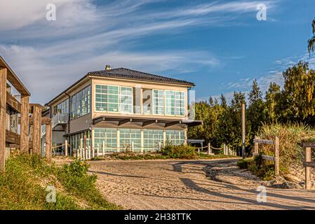 Ystad saltsjöbad Konferenzzentrum und Restaurant in der Nähe des Meeres mit Blick auf die Küste, Ystad, Schweden, 14. September 2021 Stockfoto