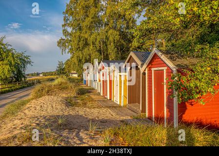 Farbige Strandhütten in einer Reihe auf den Dünen am Meer, Ystad, Schweden, 14. September 2021 Stockfoto