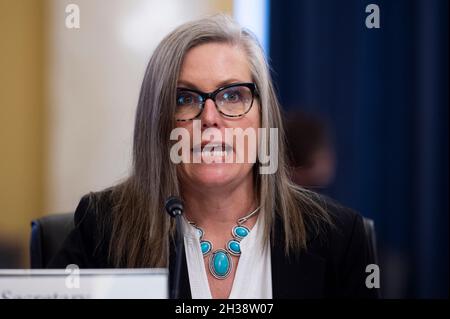 Washington, Vereinigte Staaten Von Amerika. Oktober 2021. Katie Hobbs, Außenministerin des Arizona Department of State, erscheint am Dienstag, den 26. Oktober 2021, im Russell Senate Office Building in Washington, DC, vor einem Senatsausschuss für Regeln und Verwaltung zu einer Anhörung zur Untersuchung aufkommender Bedrohungen der Wahlverwaltung. Quelle: Rod Lampey/CNP/Sipa USA Quelle: SIPA USA/Alamy Live News Stockfoto